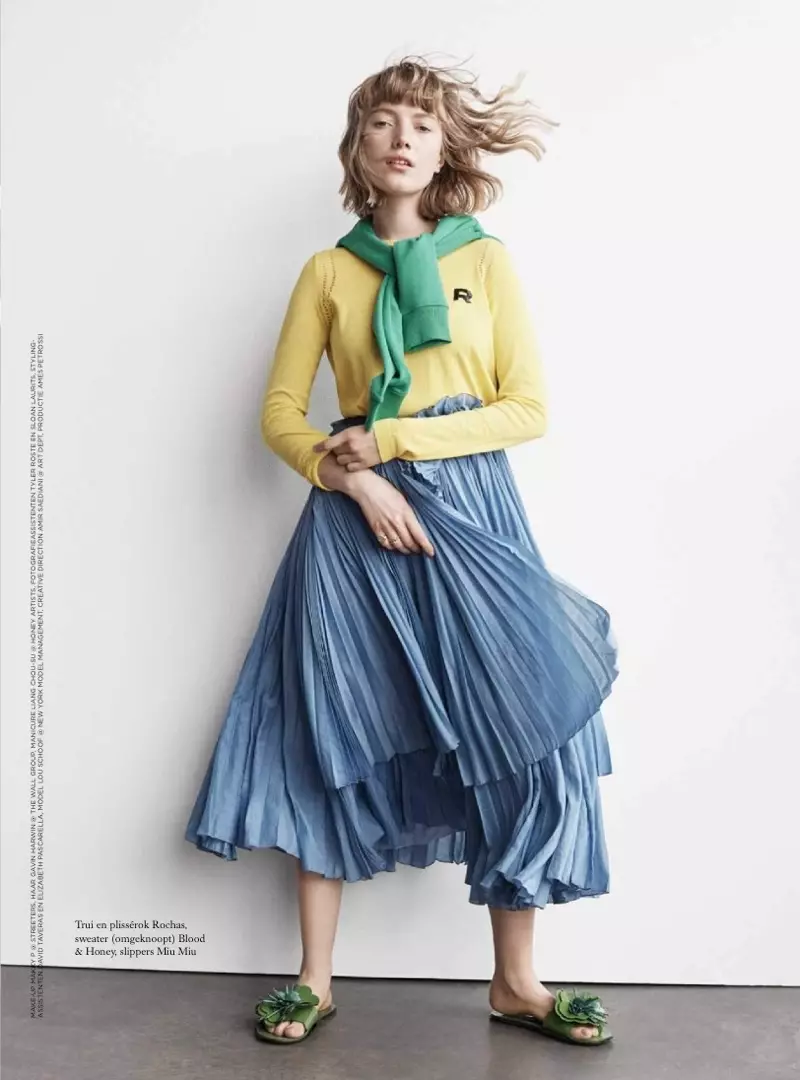 Lou Schoof Poses ing Cetakan Playful kanggo Harper's Bazaar Walanda