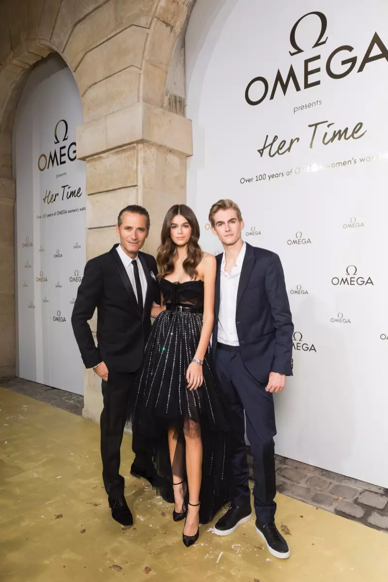 Kaia og Presley Gerber på OMEGA 'Her Time'-udstillingen. Foto: OMEGA