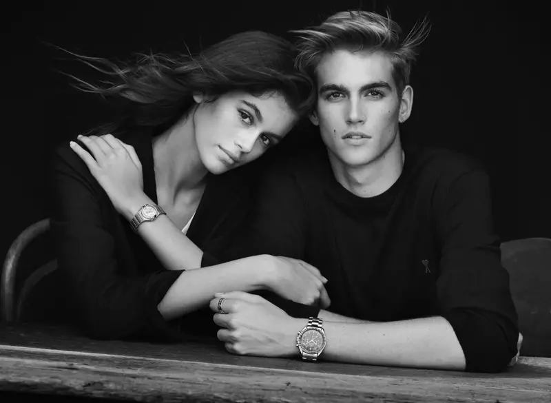 Kaia lan Presley Gerber ngarepake kampanye OMEGA Watches. Foto: OMEGA