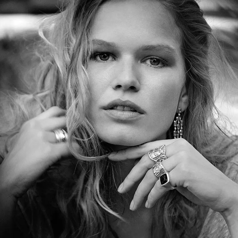 Tayari kwa ukaribu wake, Anna Ewers anavaa vito vya David Yurman