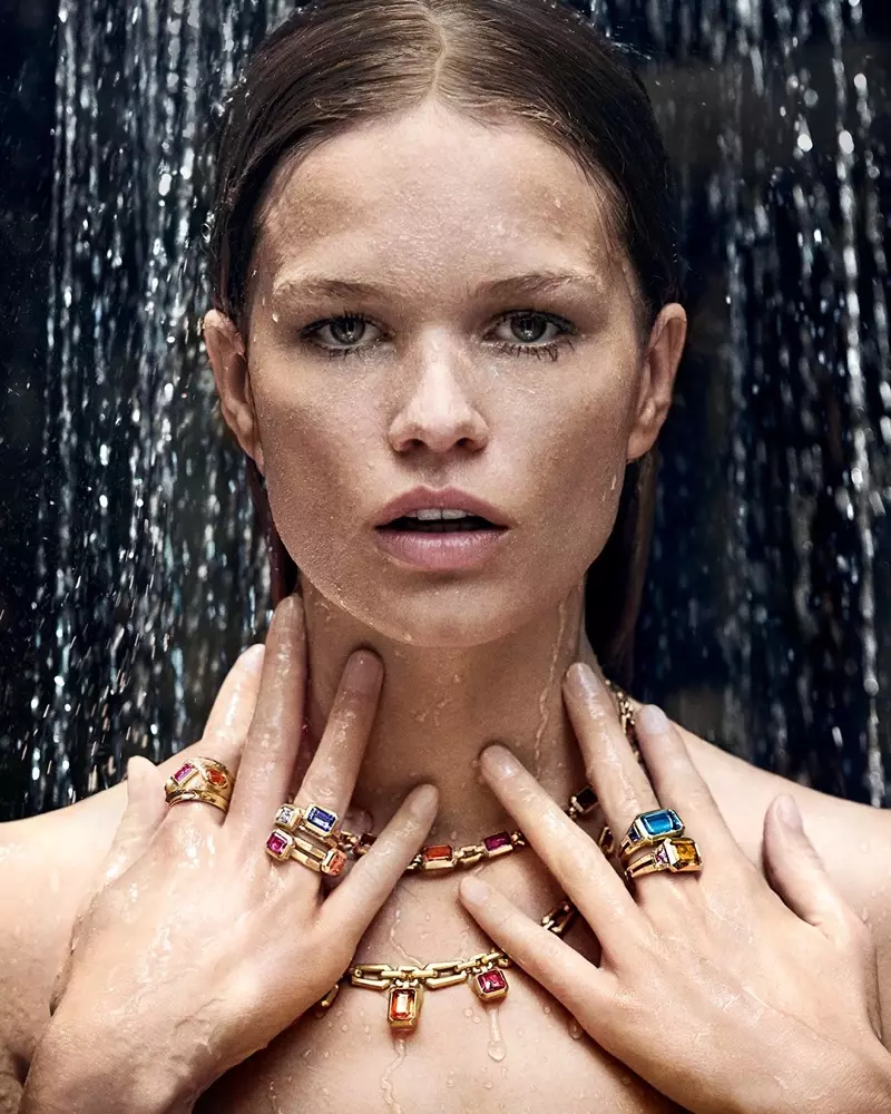 Modellen Anna Ewers poserar i Novella-kollektionen från David Yurman