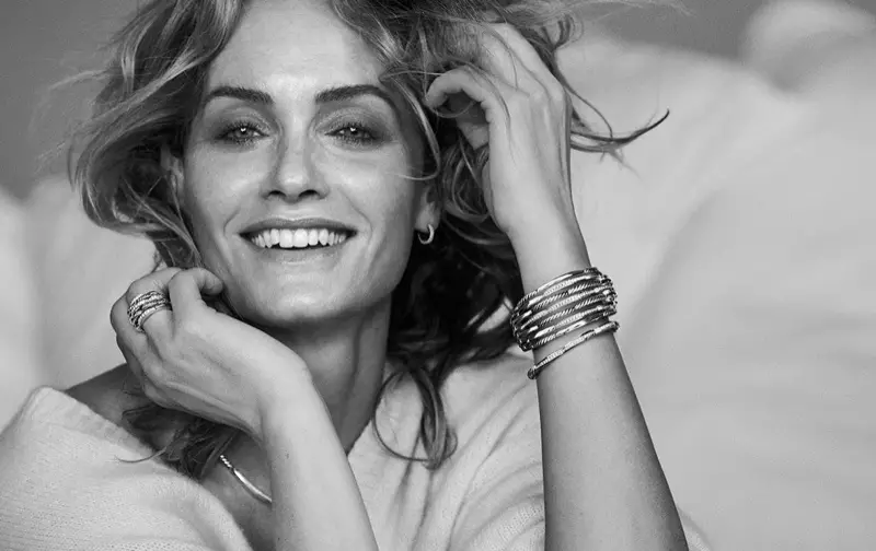 Napangiti si Amber Valletta para sa kampanya ni David Yurman sa taglagas-taglamig 2018