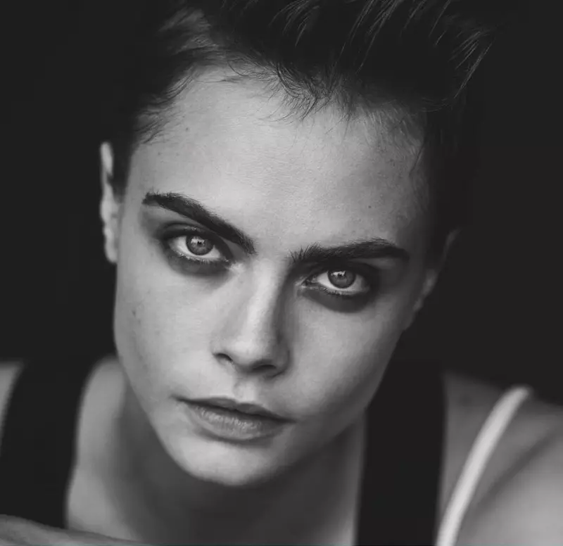 Cara Delevingne, připravená na detailní záběr, nosí plné řasy pro Douglas Cosmetics