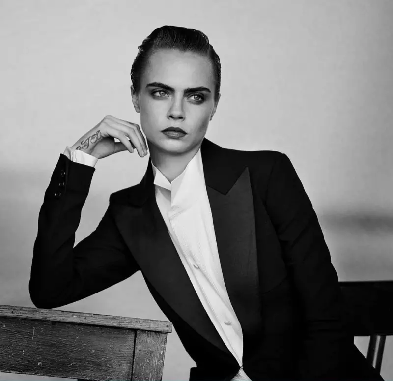 Cara Delevingne yn gwisgo siaced tuxedo ar gyfer Douglas Cosmetics