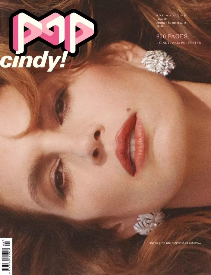 Cindy Crawford เดินทางอย่างมีสไตล์สำหรับ POP Magazine