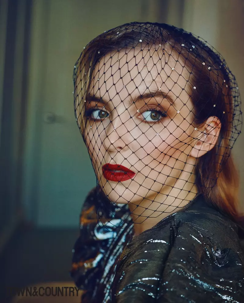 Noseći Tia Mazza veo, Jodie Comer pozira u Michael Kors bluzi