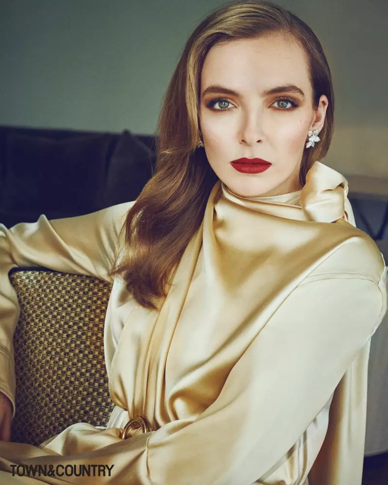 女演員 Jodie Comer 身著 Bottega Veneta 連衣裙和 Harry Winston 耳環