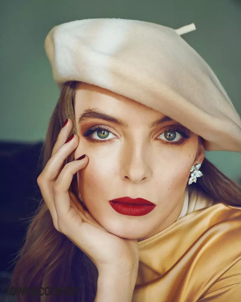 Yakın çekime hazır olan Jodie Comer, Bottega Veneta elbisesi, Harry Winston küpeleri ve Lola Hats bere takıyor