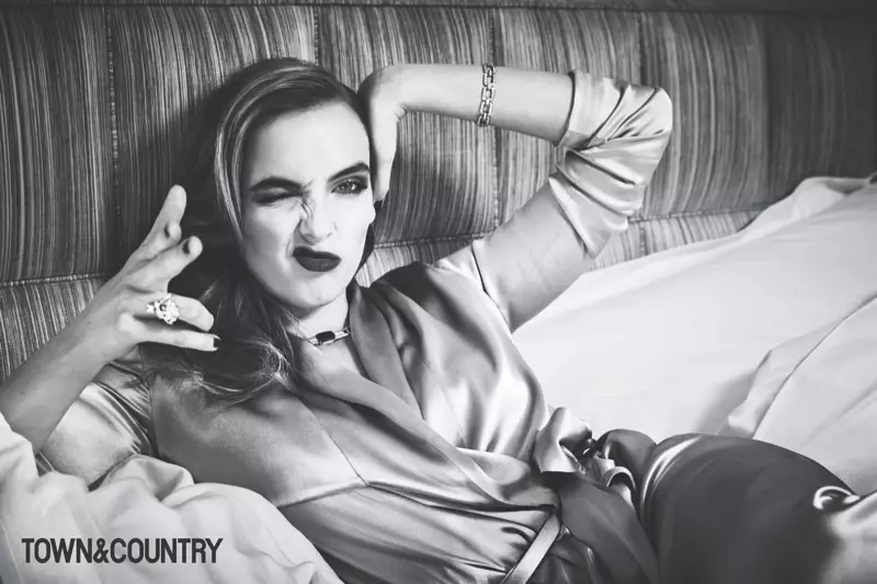 Jodie Comer bergambar dalam kot parit Galvan dan rantai leher Cartier