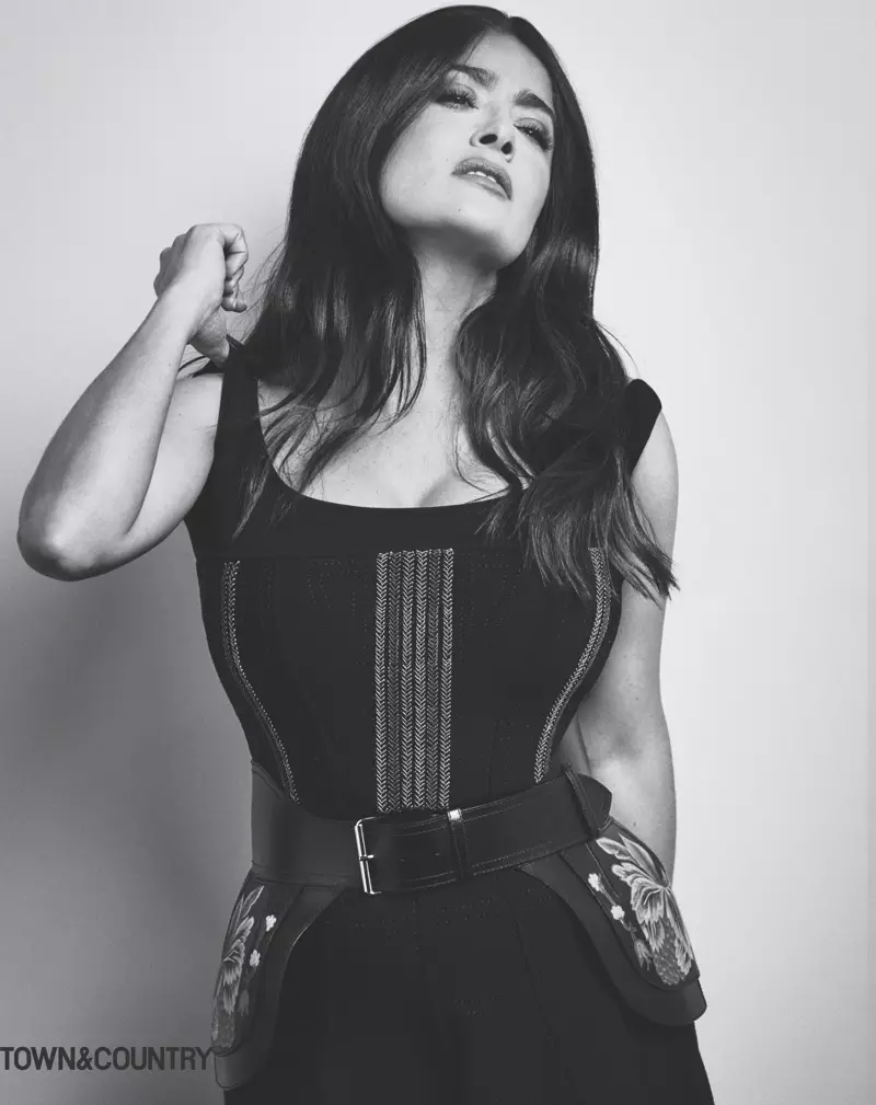 Salma Hayek wọ aṣọ corset Alexander McQueen ati igbanu