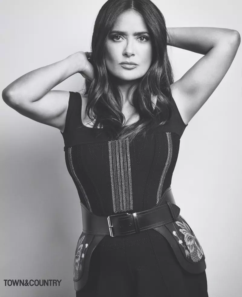 Ilay mpilalao sarimihetsika Salma Hayek dia manao akanjo sy fehikibo corset Alexander McQueen