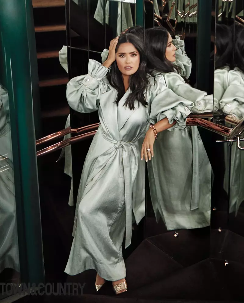 Salma Hayek pozas en trenĉo de Peter Pilotto, juvelaĵoj de Pomellato kaj sandaloj de Gucci