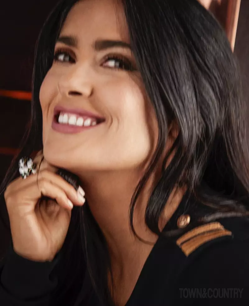 Salma Hayek bi bişirînek dibiriqîne, zengilek bibirqok li xwe dike