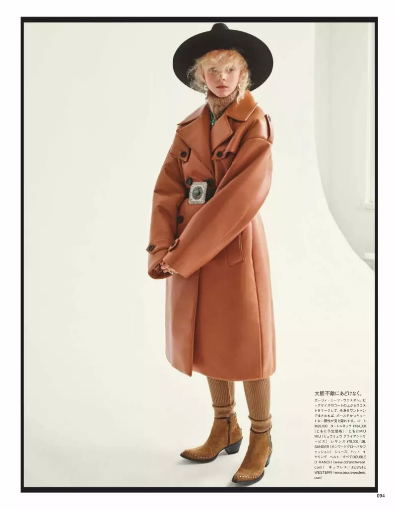 Nag-pose si Lily Nova sa Oversized Coats para sa Vogue Japan