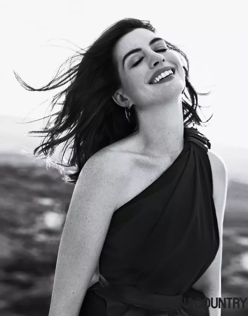 Pelakon Anne Hathaway memakai pakaian Max Mara dan anting-anting Vhernier