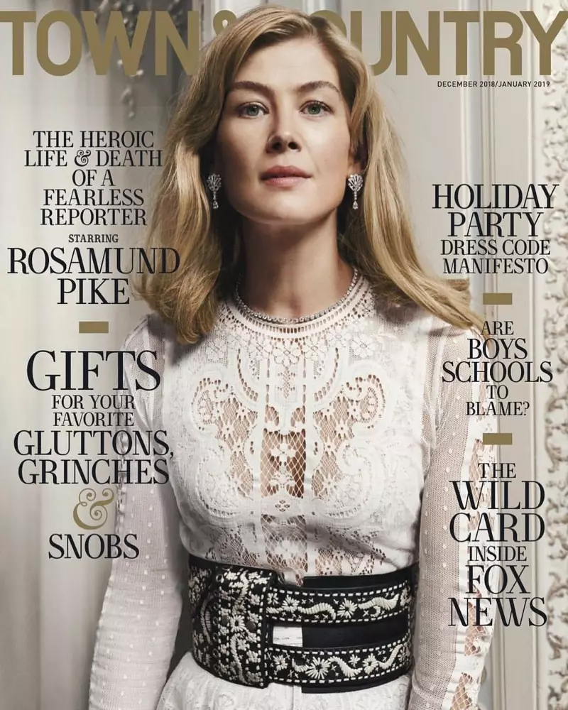 Rosamund Pike Town & Country jurnalında dekabr/yanvar 2018.19 üz qabığında