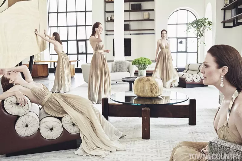 Pozante en vesto Givenchy Haute Couture, Julianne Moore montras, ke ŝi estas multfaceta