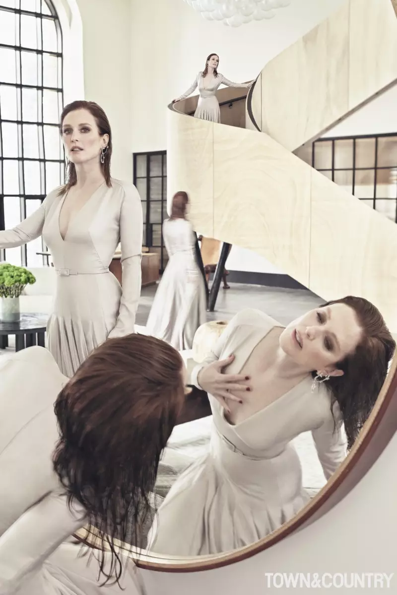 배우 Julianne Moore가 Ana Khouri 귀걸이와 Dior 오뜨 꾸뛰르 드레스를 입고 포즈를 취하고 있습니다.