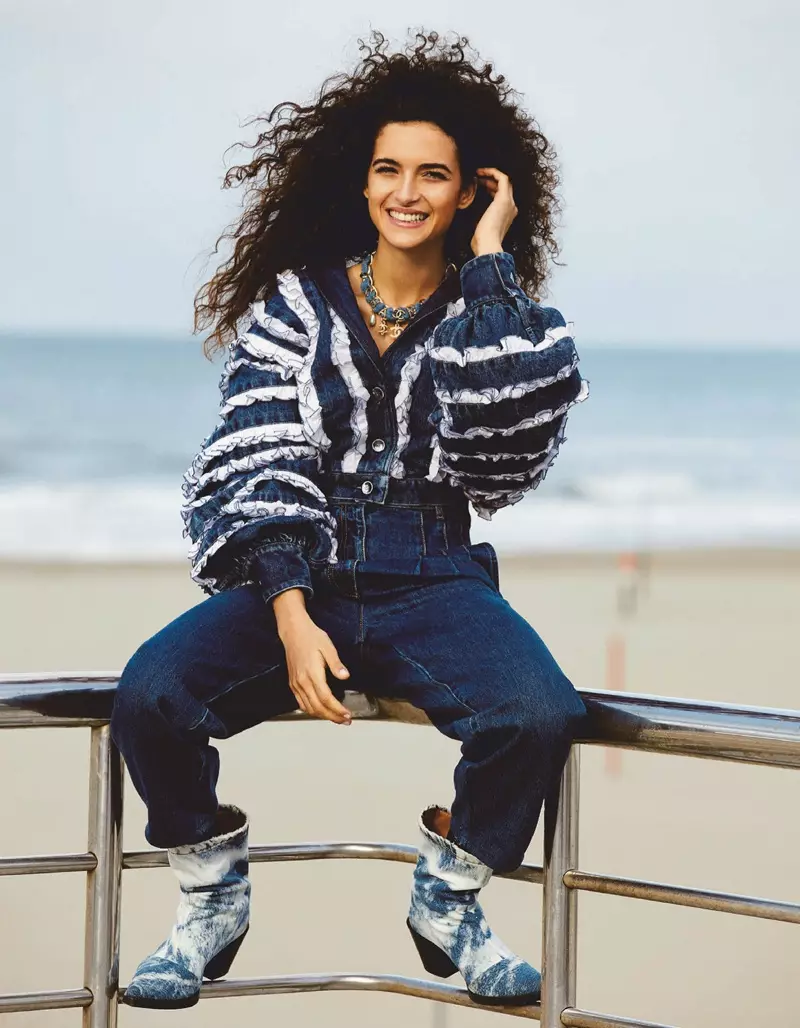 Chiara Scelsi posa em jeans Elevated para Vogue Japão