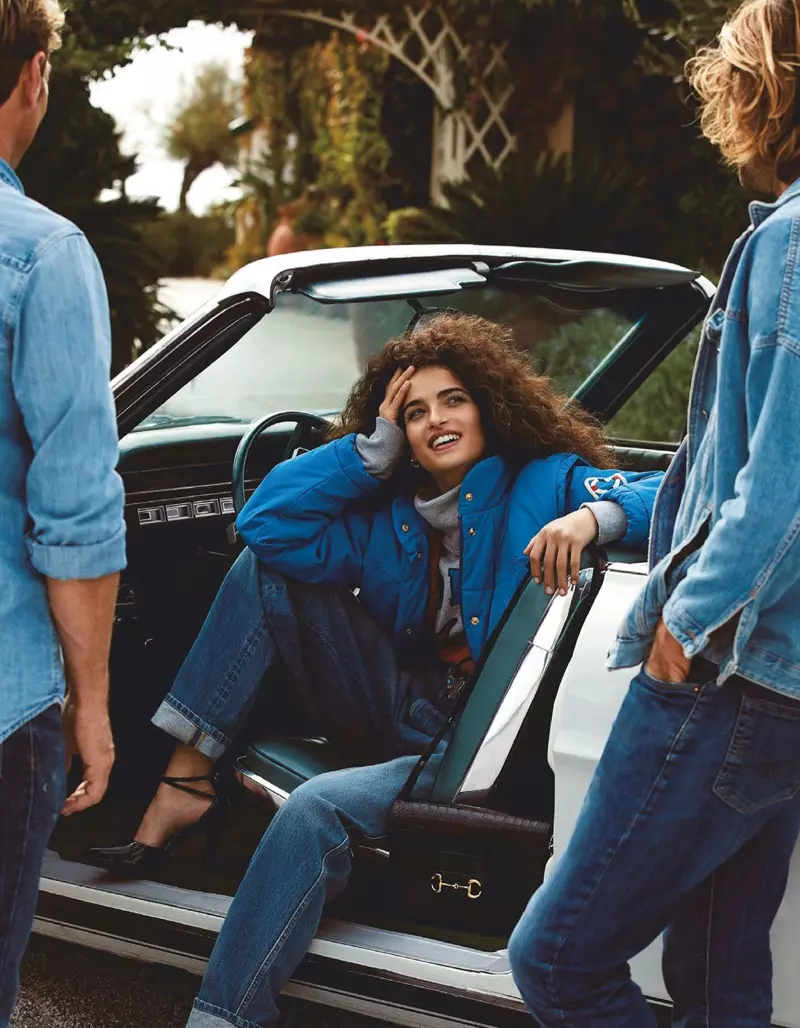 Chiara Scelsi posa em jeans Elevated para Vogue Japão