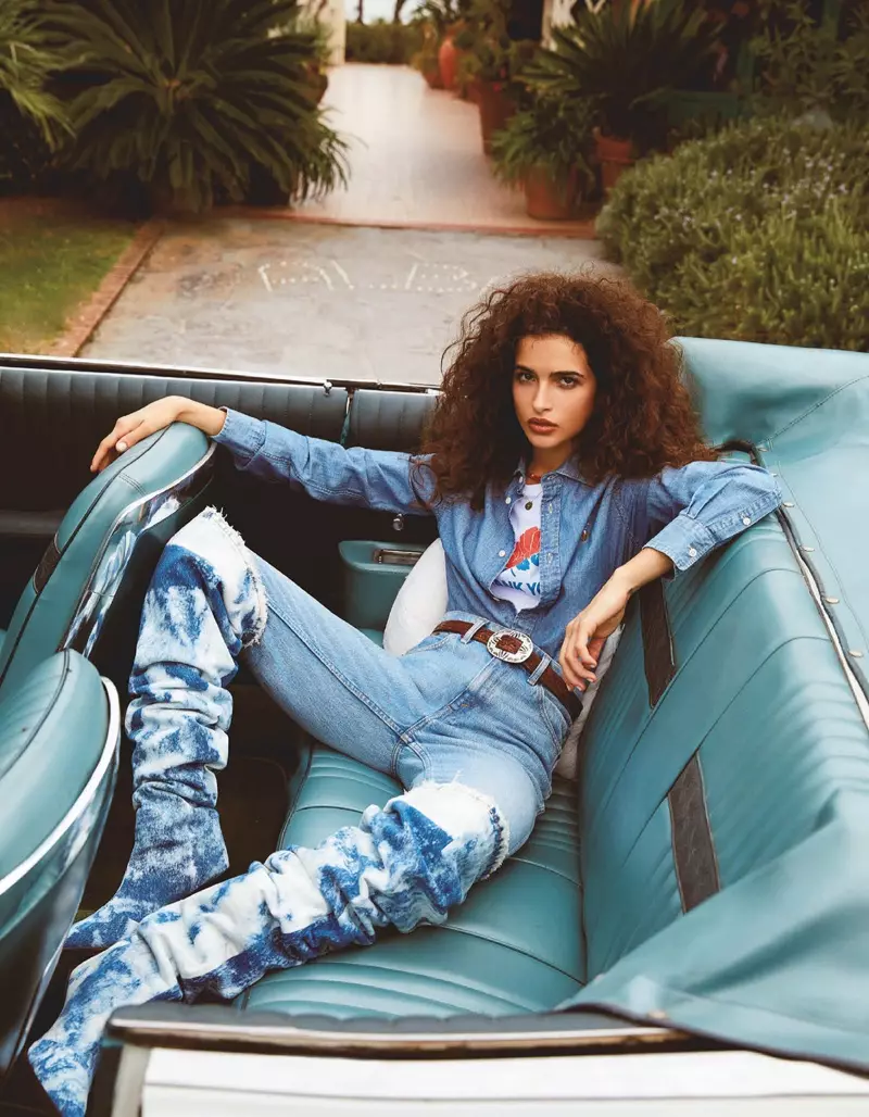 Chiara Scelsi posa em jeans Elevated para Vogue Japão