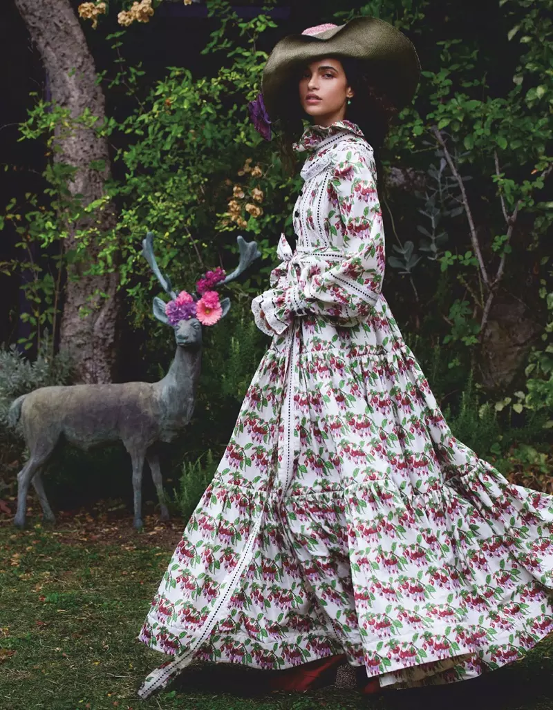 Chiara Scelsi พยายามสวมชุดดอกไม้สุดโรแมนติกสำหรับ Vogue Japan