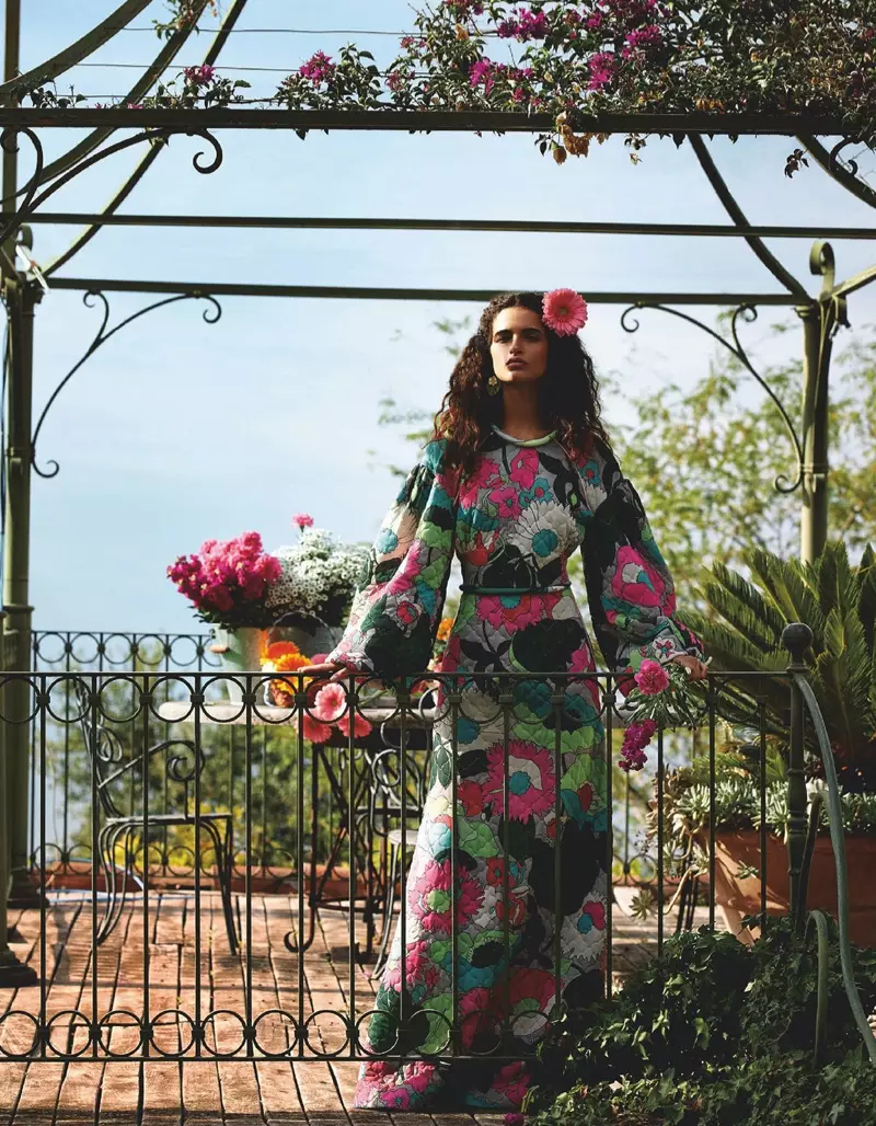 Chiara Scelsi essaie des fleurs romantiques pour Vogue Japon