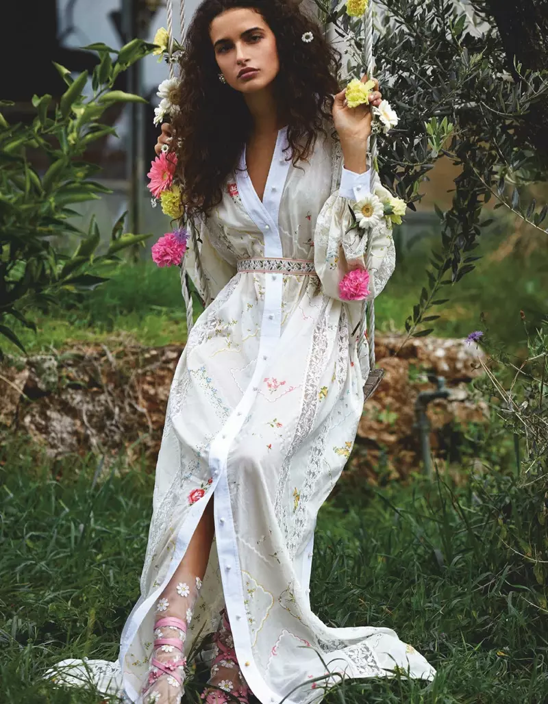 Chiara Scelsi พยายามสวมชุดดอกไม้สุดโรแมนติกสำหรับ Vogue Japan