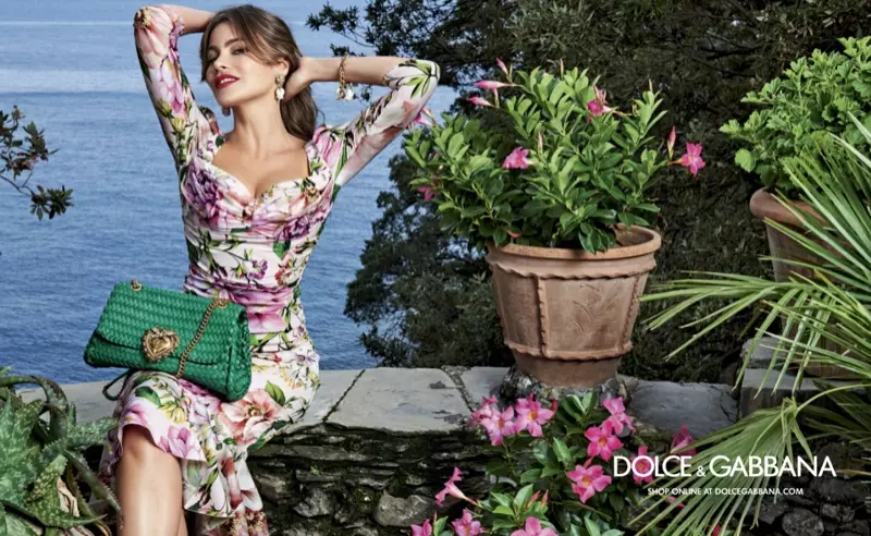 Sofia Vergara poseer vir Dolce & Gabbana Devotion-handsakveldtog