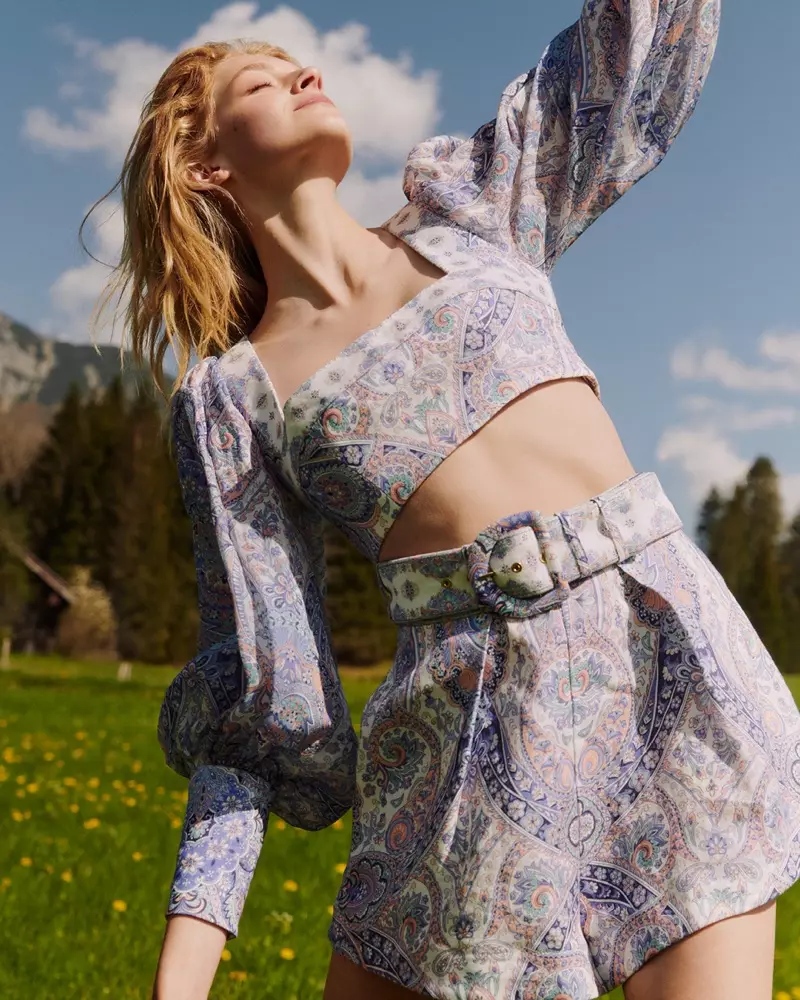 Model Eliza Kallmann präsentiert die Kapselkollektion Zimmermann x MyTheresa.