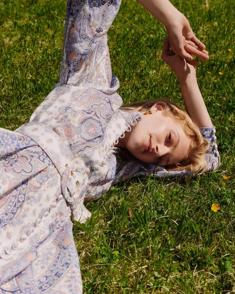 Eliza Kallmann posa con un vestido con estampado de cachemira de Zimmermann x MyTheresa.