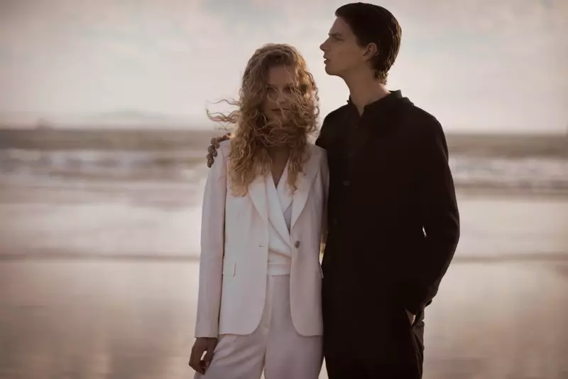 해변에서 포즈를 취한 Frederikke Sofie와 Erik van Gils의 Massimo Dutti 룩북