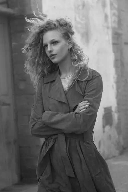 Frederikke Sofie Amepozi katika Anayemtafuta Mwanadada Massimo Dutti