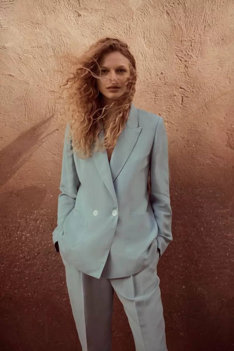 Konvenante supren en blua, Frederikke Sofie portas Massimo Dutti-dezajnojn