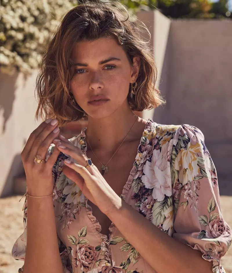 Georgia Fowler porte une minirobe Auguste the Label Sadie Piper.