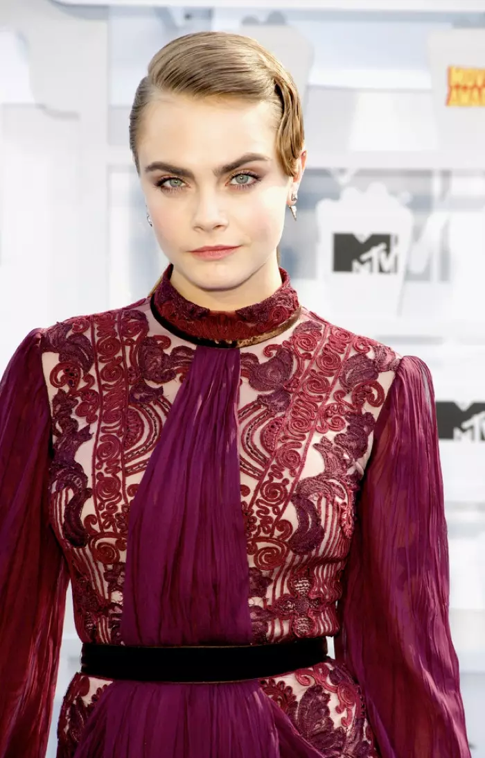 Cara Delevingne: koj puas xav tau ntau tus thwjtim? Yees duab: Tinseltown / Shutterstock.com