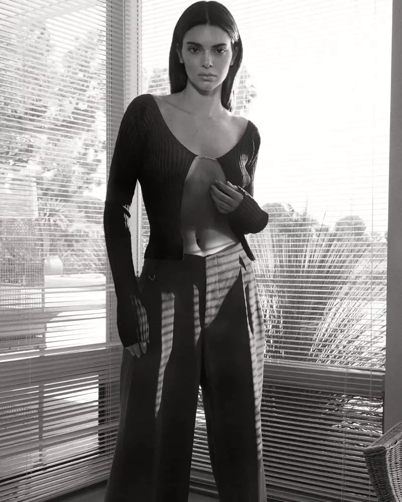 Ağ-qara rəngdə poza verən Kendall Jenner FWRD reklam çəkilişlərində iştirak edir.
