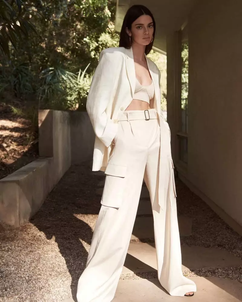 Kendall Jenner, klädd i en vit outfit, bär en chic look för FWRD-fotografering.