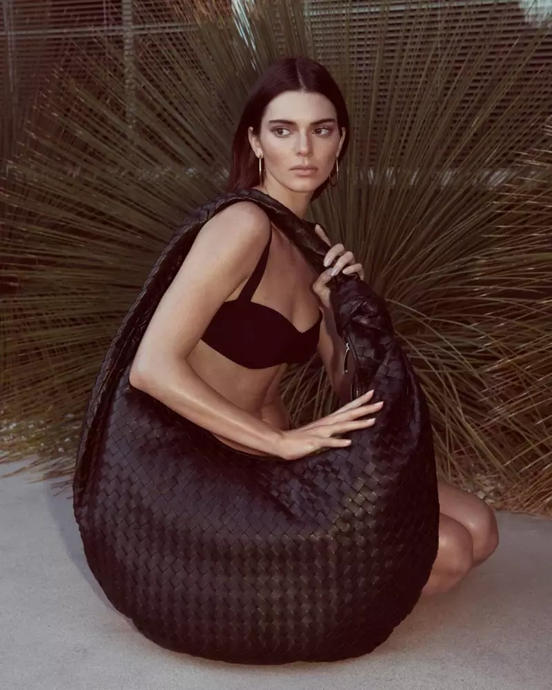 Poséierend mat enger grousser Täsch, Kendall Jenner frontéiert FWRD Shoot.