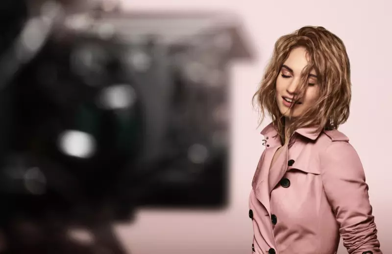 השחקנית לילי ג'יימס מצטלמת מאחורי הקלעים לקמפיין My Burberry Blush