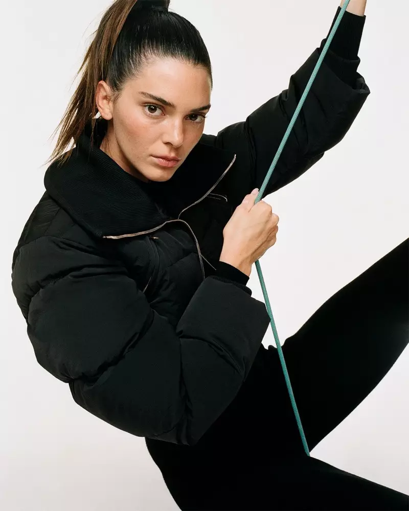 Vestita di nero, Kendall Jenner posa per la campagna autunno-inverno 2021 di Jacquemus.