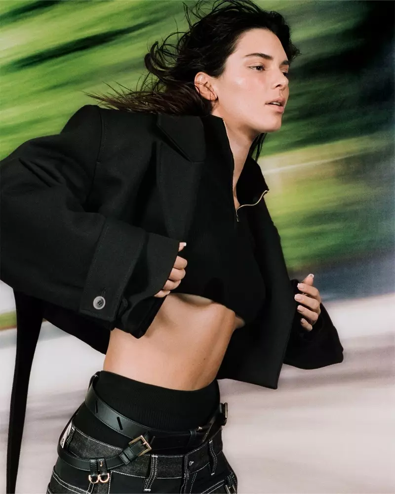 Kendall Jenner איז אויף די מאַך פֿאַר Jacquemus האַרבסט-ווינטער 2021 קאמפאניע.