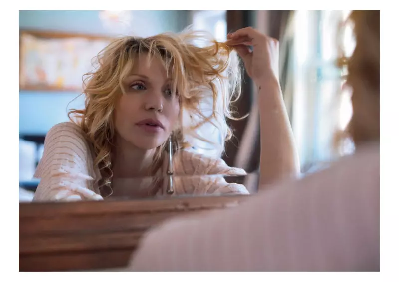 Courtney Love împărtășește linia ei de îmbrăcăminte pentru povestea de copertă a Revistei Contributor #6