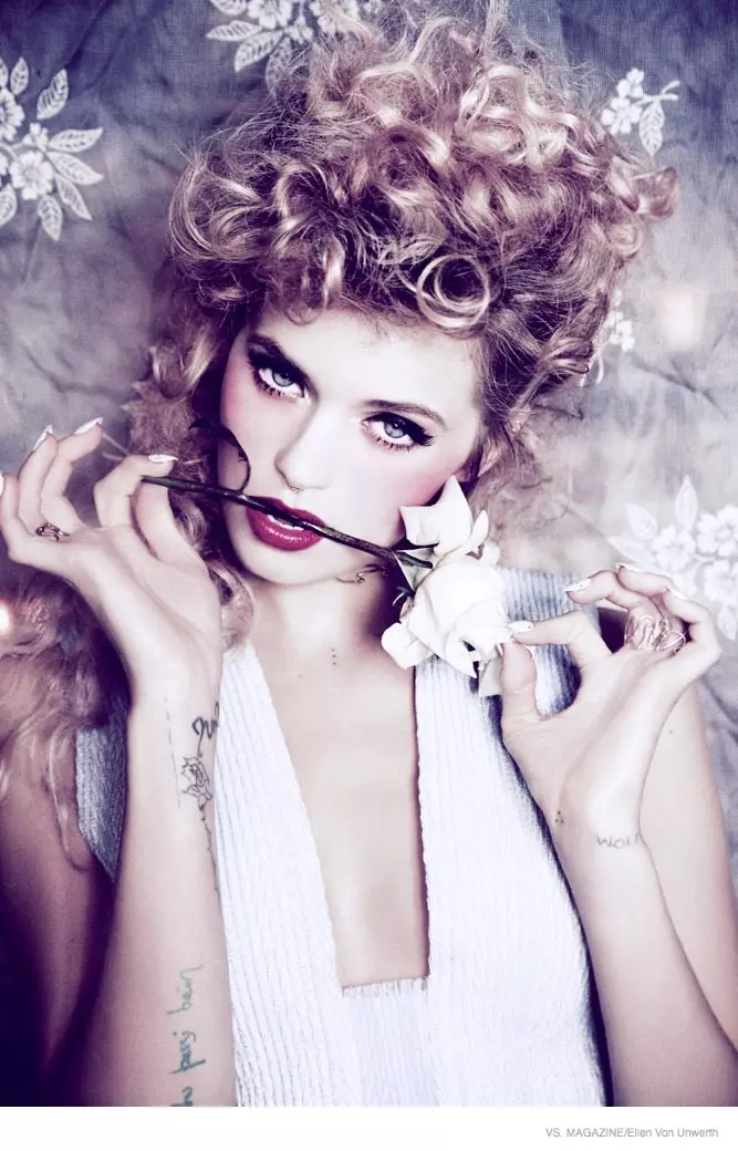 Abbey Lee Kershaw 在 Vs 中为 Ellen Von Unwerth 摆姿势。杂志社论