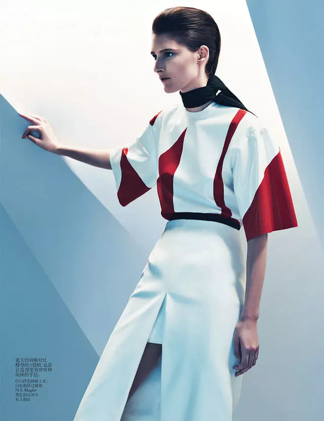 Marie Piovesan Sports Bold Prints за Vogue China януари 2013 г. от Себастиан Ким