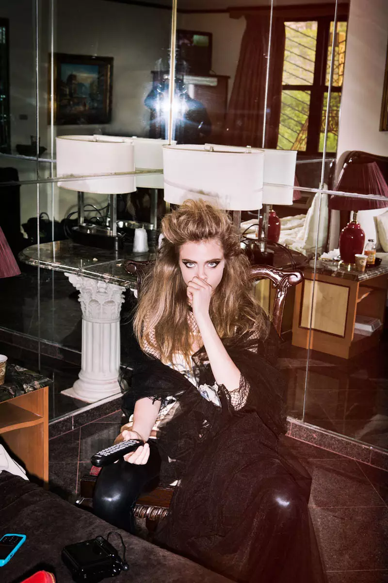 Cara Delevingne Dons Rocker Chic Style for the Journal #32 nguHugh Lippe