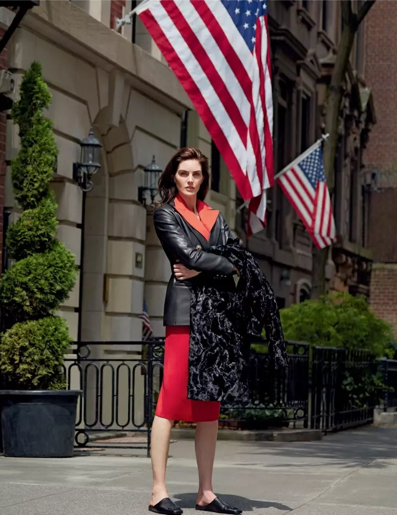 Izingubo zika-Hilary Rhoda ku-All-Red Fashions ze-ELLE Italy