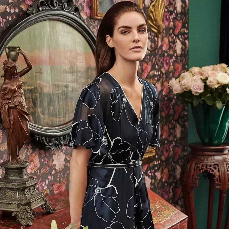 A modelo Hilary Rhoda viste un vestido Max Mara