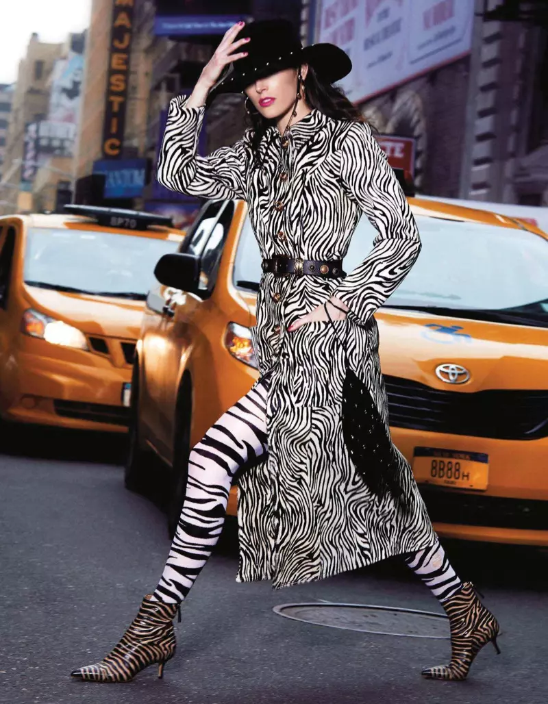 Hilary Rhoda duro ni awọn aṣọ ita gbangba fun Vogue Japan