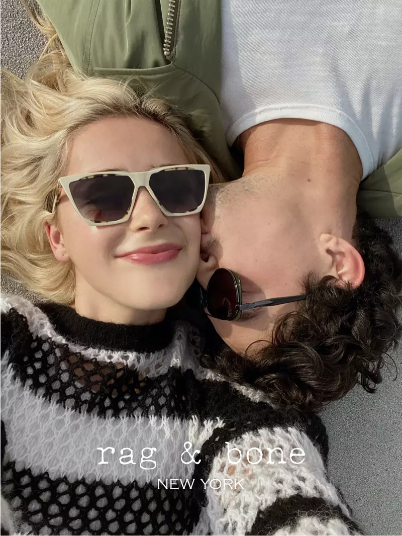 Kiernan Shipka na Gavin Leatherwood wanakumbatiana katika mradi wa Rag & Bone Eyewear msimu wa masika wa 2021.